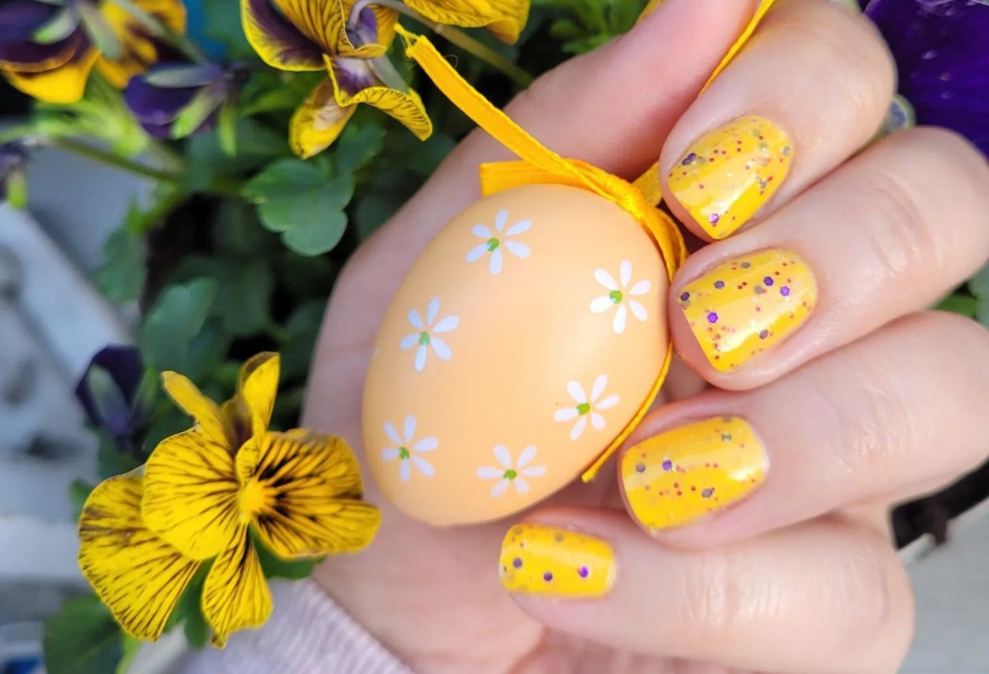 Жовтий манікюр на Великдень